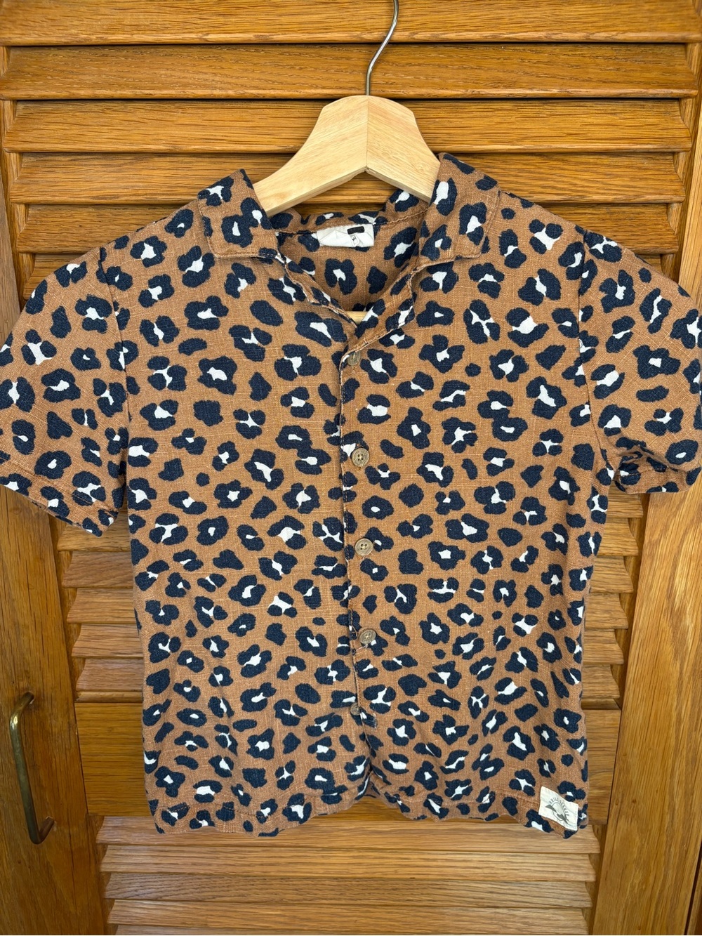 Short-Sleeve Button-Down Leopard Print Shirt in Brown
